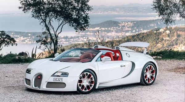 На шесто място е класирано това 012 Bugatti Veyron Grand Sport &bdquo;Wei Long&ldquo;.  Колата, която се отличава с тъмночервен интериор с кожени седалки, беше продадена за 1 722 700 долара.